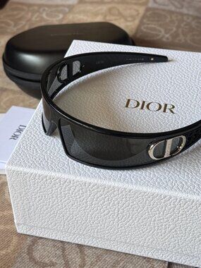 Dior VeryDior M1U Logo Irregular Shape Sunglasses, Black